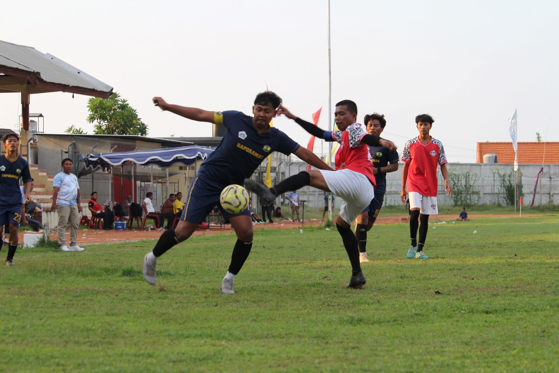 EPIC COMEBACK: Kapten Gapura Mas Sanggalangit (biru) berebut bola dengan kapten PERS Sangsit (merah) dalam pertandingan Rabu (17/12/2025).