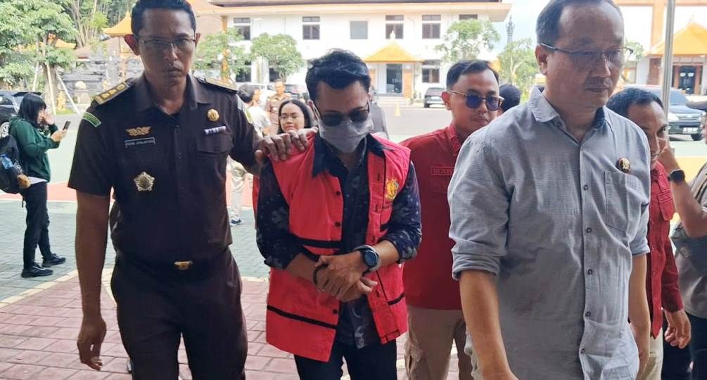 TERTUNDUK: Tersangka IK ADP selaku relationship Manager Bank BUMN yang berperan sebagai penyalur kredit rumah bersubsidi ditahan Kejati Bali, pada Rabu (17/12/2025).