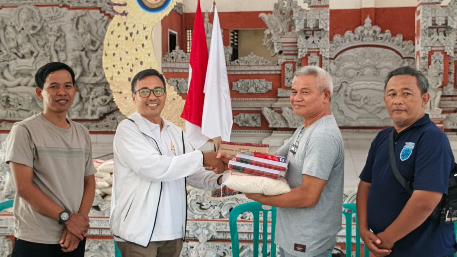 BERBAGI: Presiden Komunitas Jurnalis Buleleng, Putu Nova A. Putra (dua dari kiri) menyerahkan bantuan secara simbolis kepada Ketua Yayasan Dana Punia, Arba Dana (dua dari kanan).