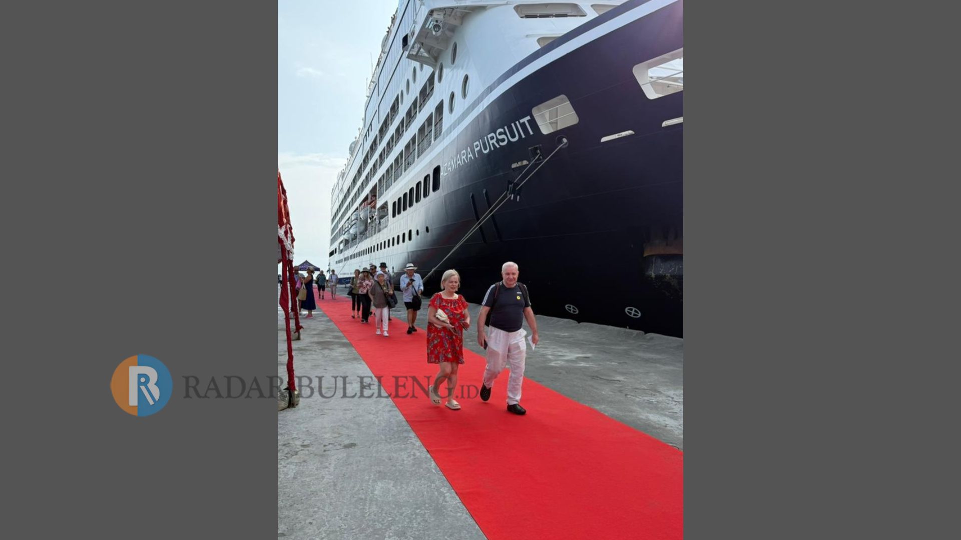 KAPAL PESIAR: Kapal Pesiar MV. Azamara Pursuit saat berlabuh di Pelabuhan Celukan Bawang, pada Rabu (17/12/2025).