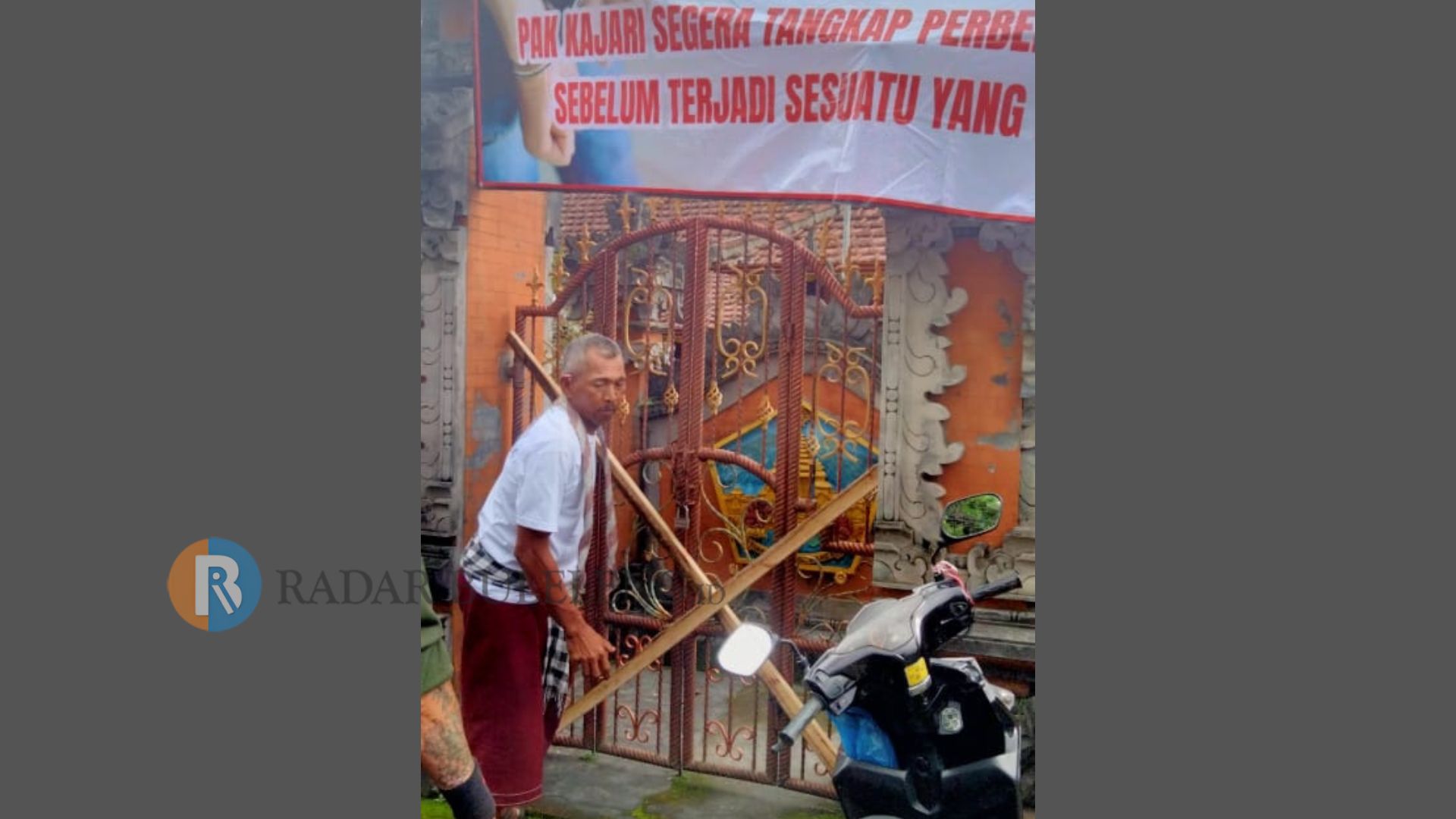 SEGEL: Warga tampak menyegel gerbang Kantor Kepala Desa Sudaji di Kabupaten Buleleng, Bali.
