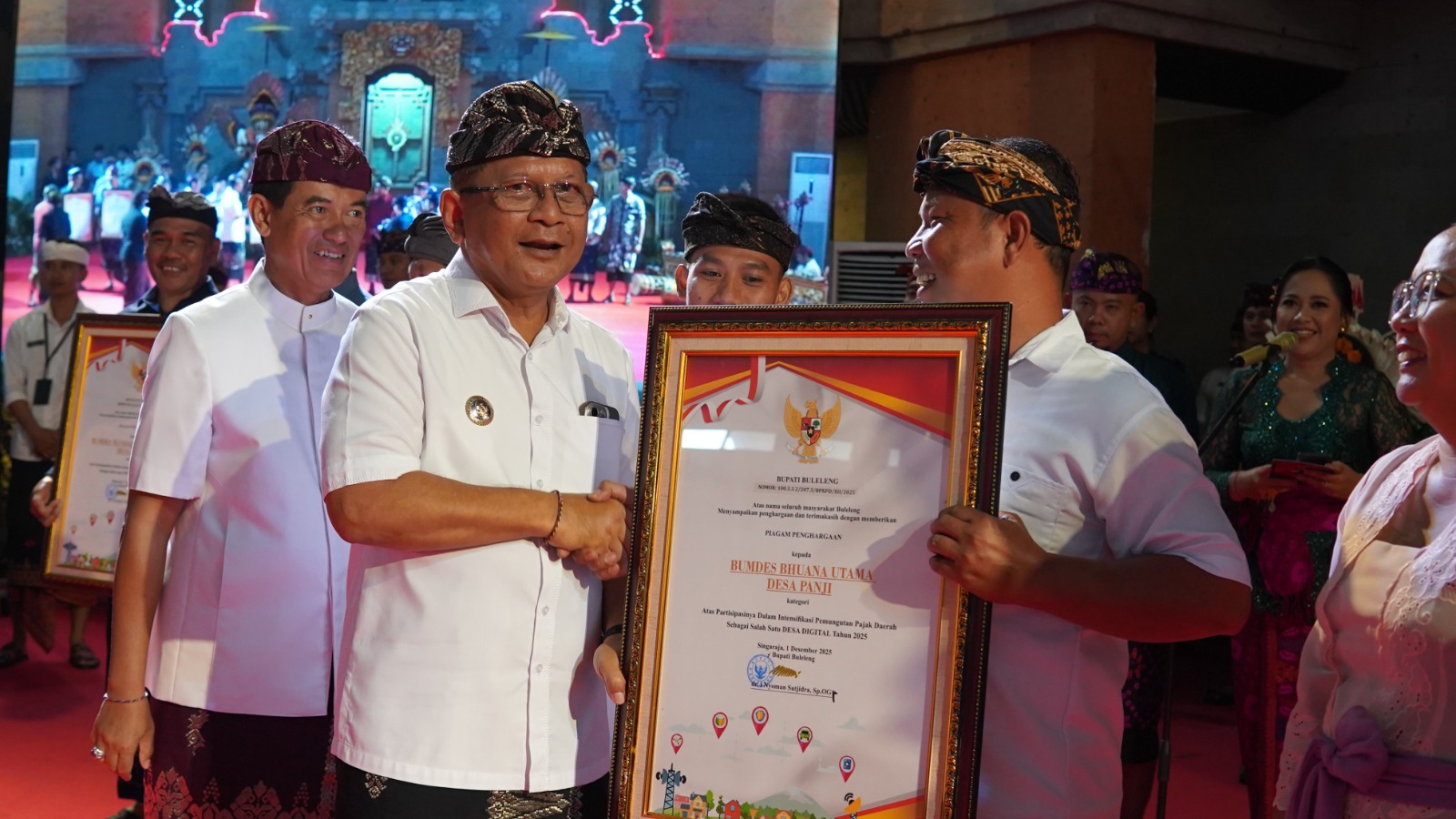 REFLEKSI AKHIR TAHUN: Bupati Buleleng, Nyoman Sutjidra menyerahkan penghargaan kepada BUMDes di Buleleng. Penghargaan itu diserahkan pada kegiatan refleksi akhir tahun.