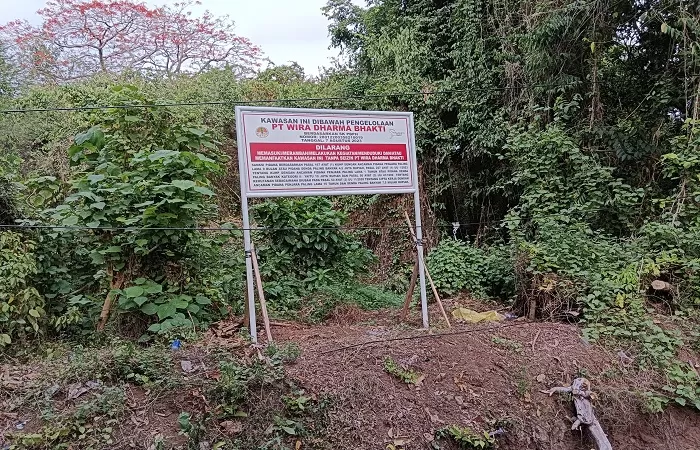 DIKELOLA INVESTOR: Papan nama perusahaan di kawasan hutan Bali Barat yang dikelola investor.
