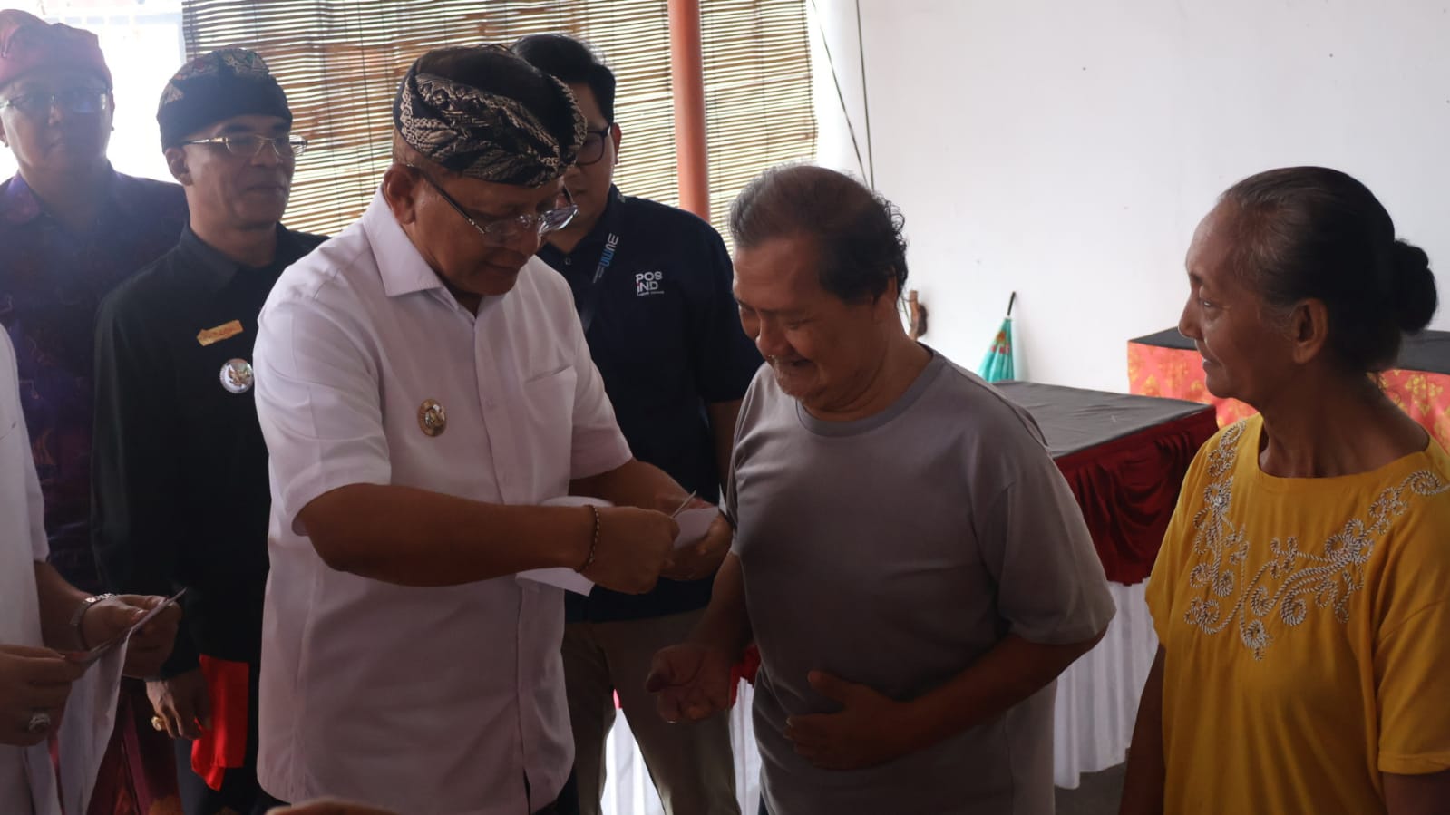 TERIMA BLT: Bupati Buleleng, I Nyoman Sutjidra menyerahkan BLTS Kesra kepada keluarga penerima manfaat. Penyerahan berlangsung di Kantor Pos Singaraja, Kamis (18/12/2025).