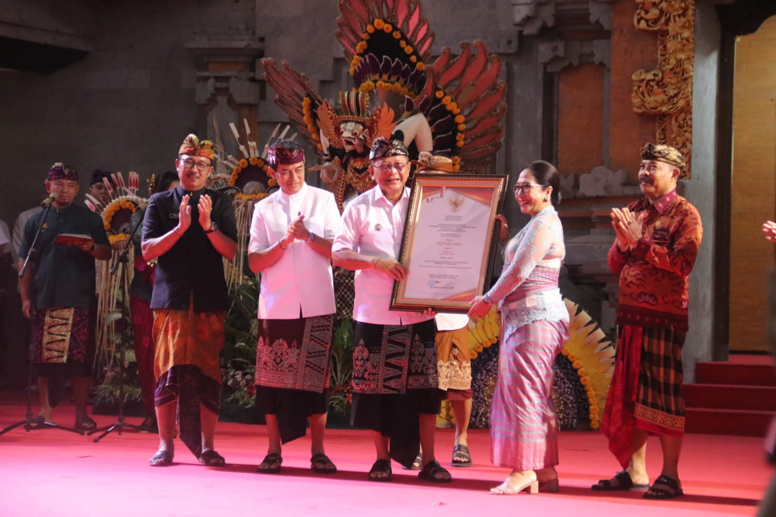 SERAHKAN PENGHARGAAN: Penyerahan penghargaan kepada Elevate Bali, selaku hotel berbintang dengan penyumbang pajak terbesar dan terbaik di Buleleng.