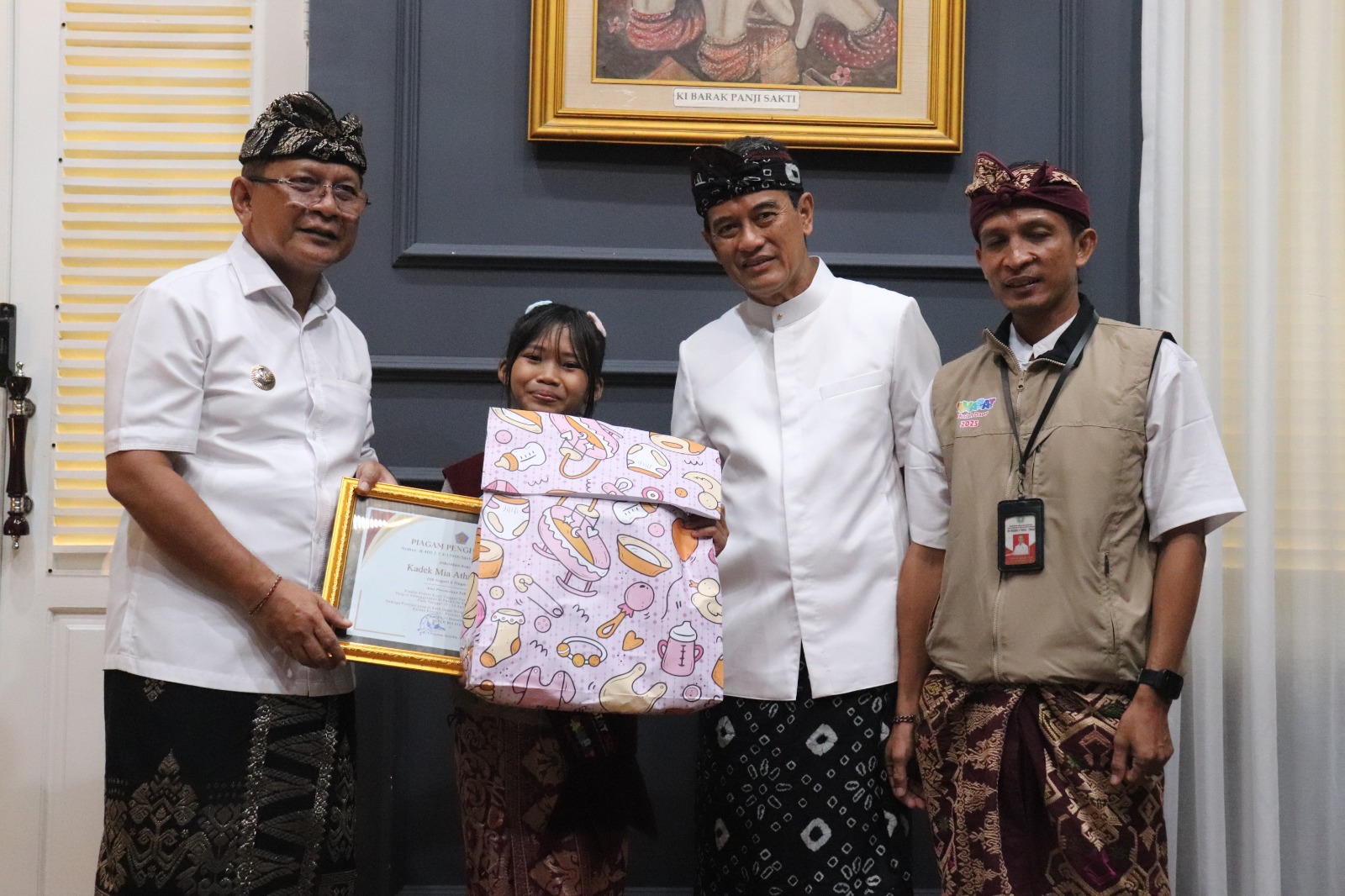 PRESTASI: Kadek Mia Athalia Wijaya (dua dari kiri) menjadi finalis dokter kecil tingkat nasional. Dia mendapatkan golden ticket kuliah di Fakultas Kedokteran Undiksha.