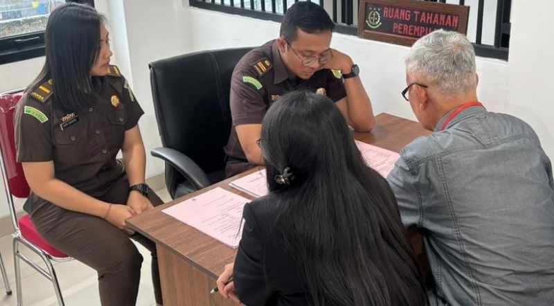 DATANGI KEJAKSAAN: Mantan Ketua LPD Tulikup Kelod, Gianyar ditetapkan sebagai tersangka korupsi. Dia kini berstatus tahanan kota.