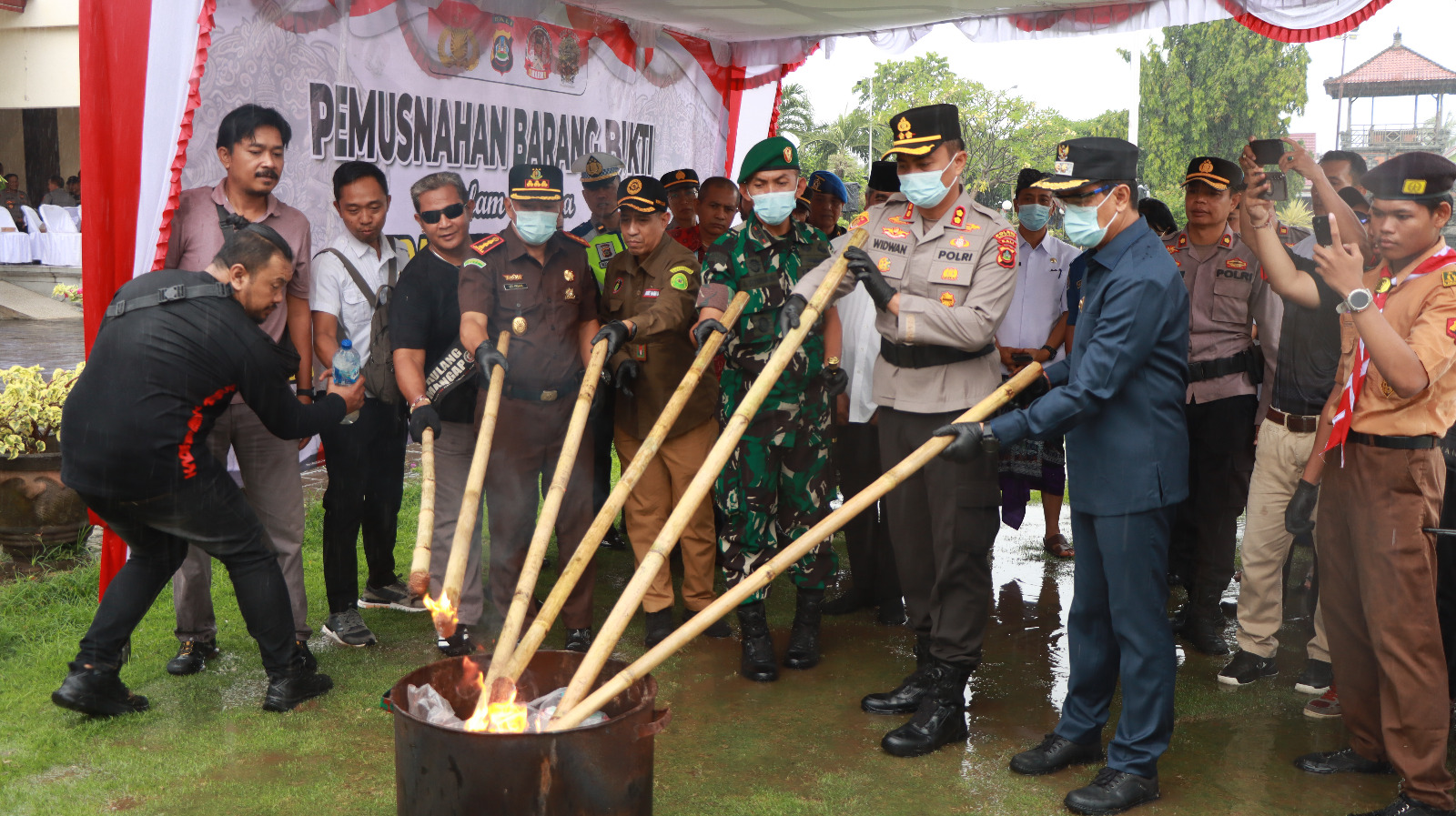 MUSNAHKAN BARANG BUKTI: Suasana pemusnahan barang bukti yang dilakukan Polres Buleleng.