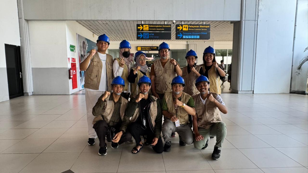 PERGI KE SUMATERA: Para tenaga medis dan mahasiswa Undiksha yang akan menjalani misi kemanusiaan di Sumatera Utara. Mereka akan membantu korban bencana.