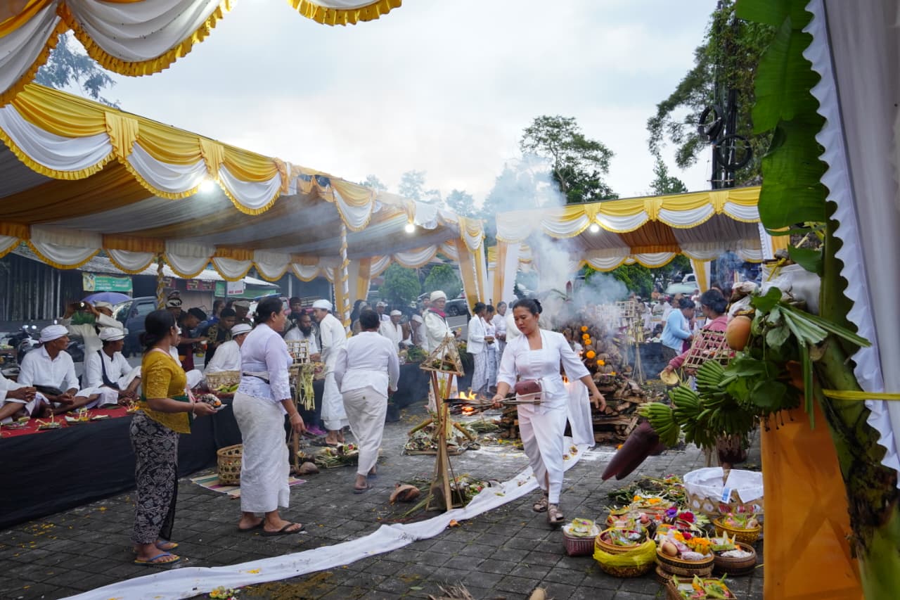 GELAR UPACARA: Upacara Yadnya Parisudha Jagat di Jembatan Tukad Bangkung digelar untuk menghindari peristiwa ulah pati di lokasi tersebut.