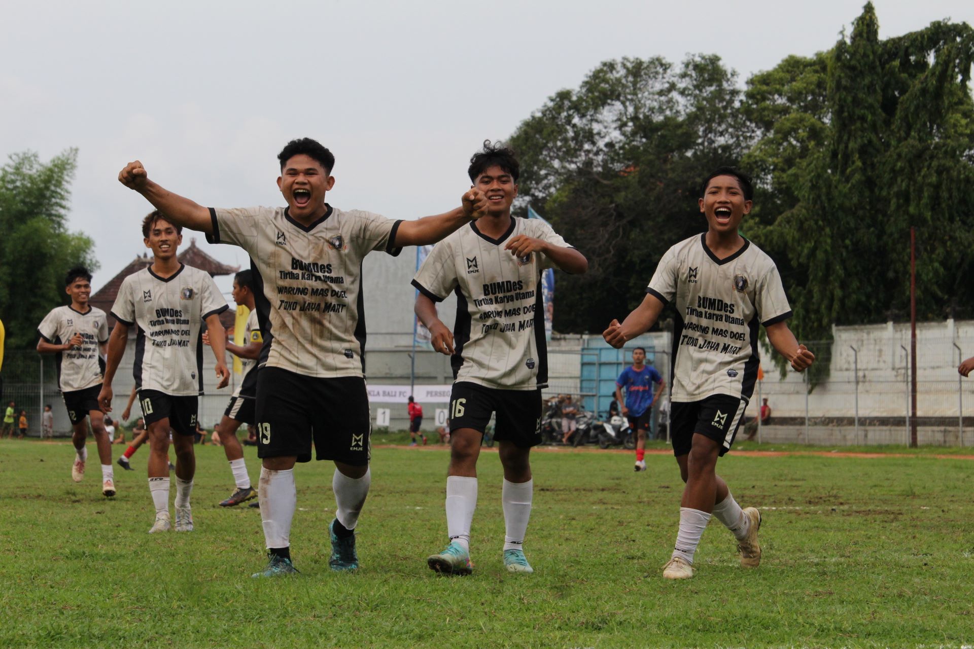 SELEBRASI: Pemain Sukla Bali FC Sumberklampok melakukan selebrasi usai mencetak gol ke gawang Persega Gerokgak.