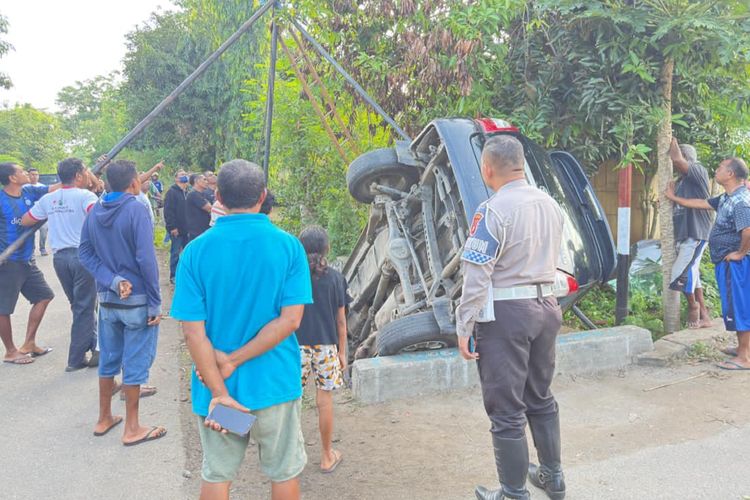 Insiden kecelakaan lalu lintas tunggal terjadi di Lewoleba, NTT. Polisi menyebut pengemudi kurang fokus saat melintasi simpang jalan.