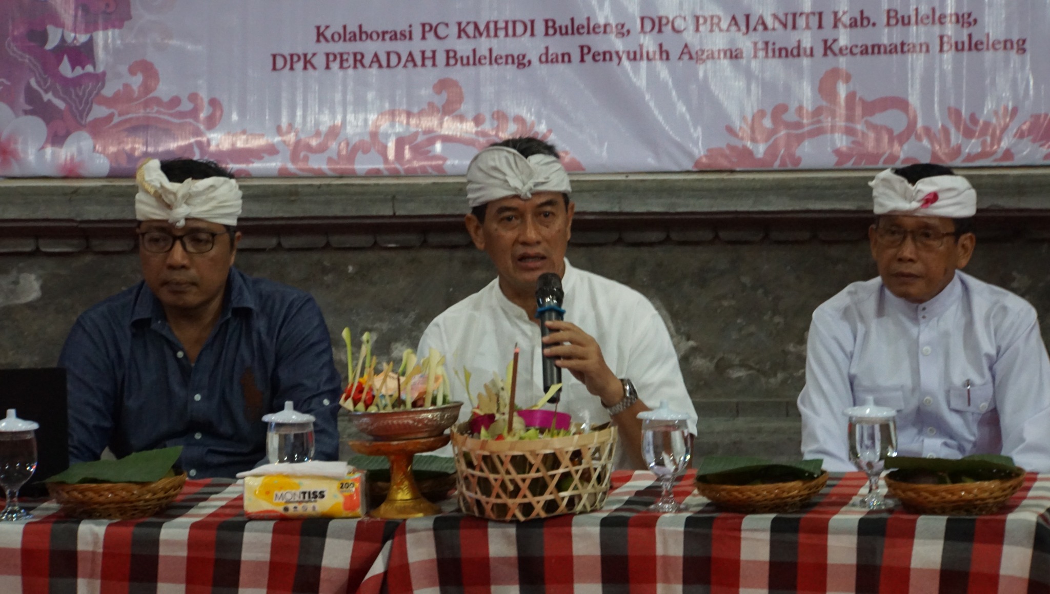DISKUSI: Suasana diskusi Kelompok Diskusi Asyik Intelektual Hindu (KEDASIH) di Wantilan Pura Agung Jagatnatha Singaraja, Jumat (20/12/2025) malam.