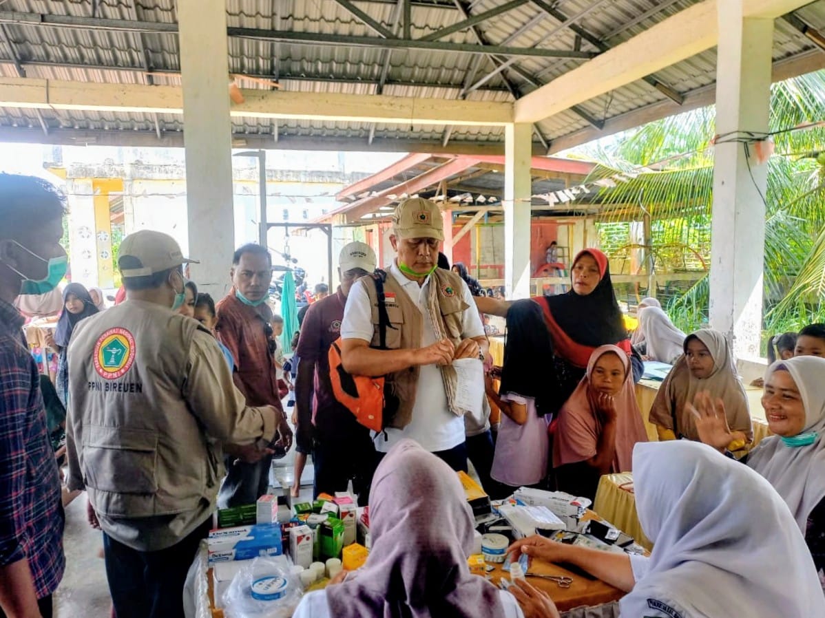 Suasana pelayanan kesehatan di posko pengungsian kepada masyarakat yang terdampak banjir dan tanah longsor.