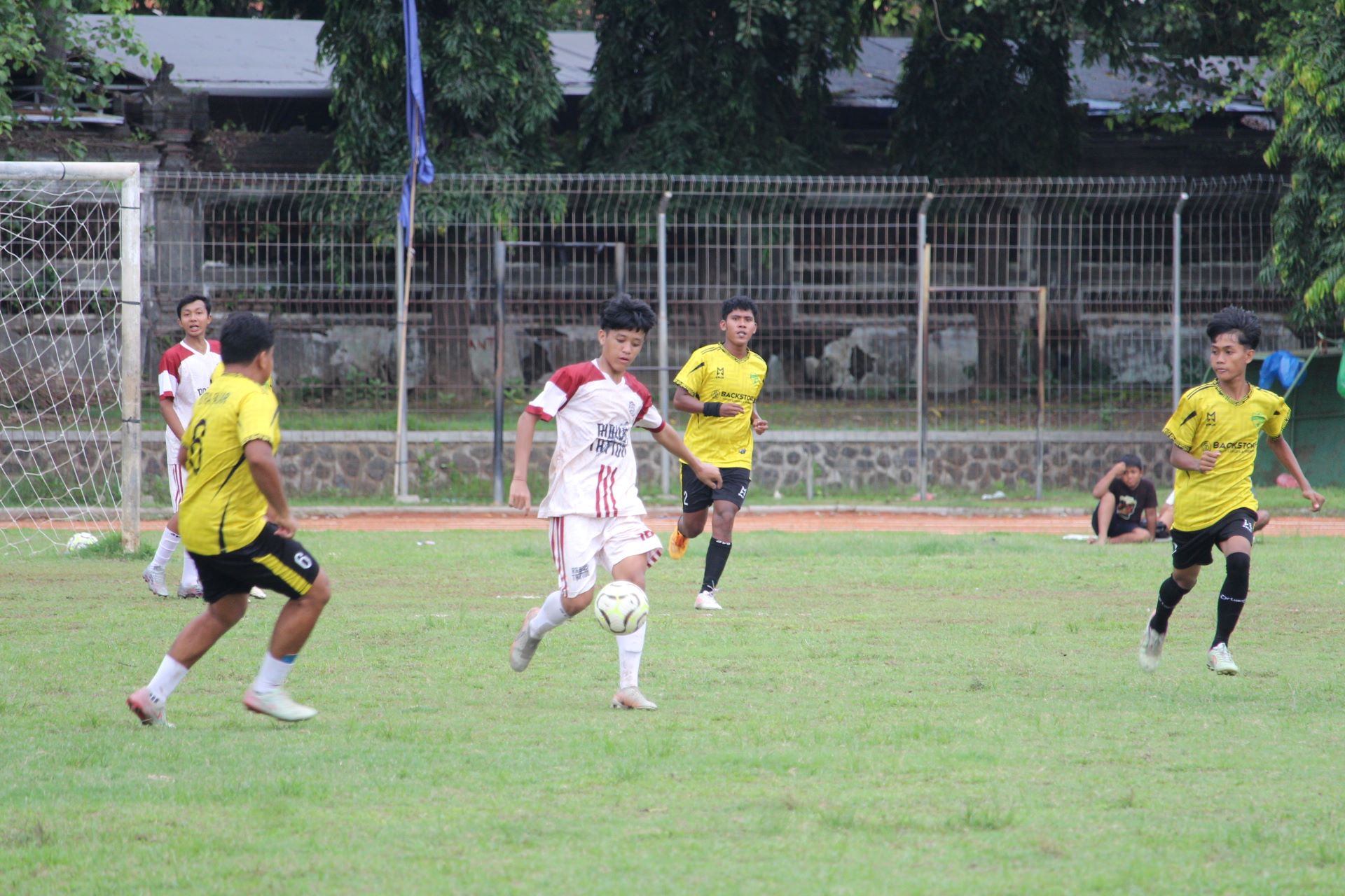 ANDALAN: Striker Teja Harum Tejakula, Putra (baju putih) menggiring bola di hadapan pemain Putra Fajar Patas dalam pertandingan Sabtu (20/12/2025).