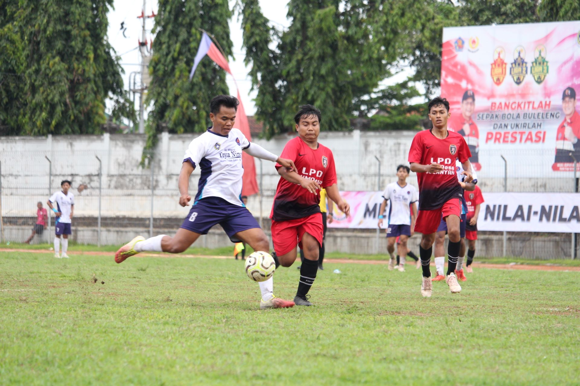 CETAK GOL: Pemain Singa Anturan, Komang Suardika (putih) dikawal pemain Fortuna FC Sulanyah (merah) pada pertandingan Sabtu (20/12/2025).