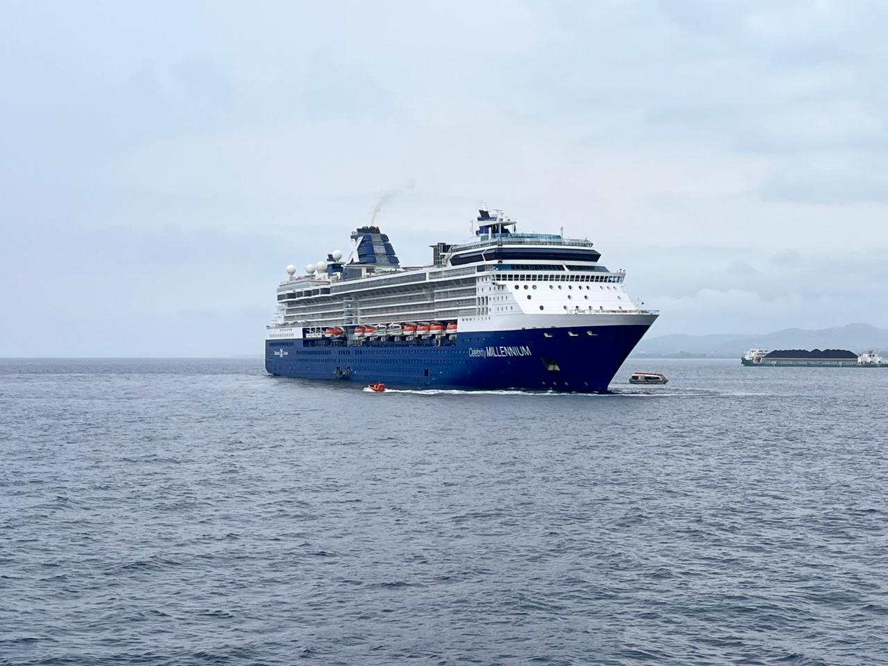 GENJOT PARIWISATA: Kapal pesiar MV Celebrity Millennium saat berlabuh di Pelabuhan Celukan Bawang pada Jumat (19/12/2025).