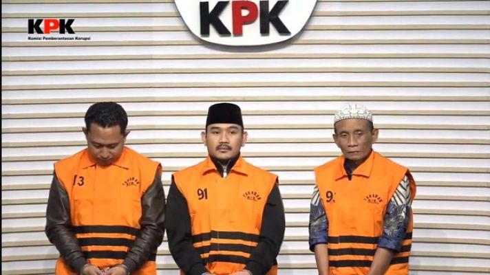 Bupati Bekasi Ade Kuswara (tengah) dan ayahnya HM Kunang (kanan) jadi tersangka kasus dugaan suap dan ijon proyek di lingkungan pemerintah kab. Bekasi.