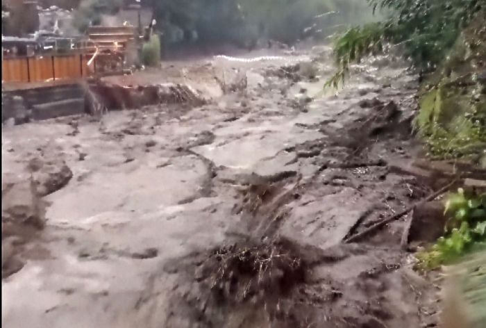Banjir bandang terjang salah satu ikon wisata air panas guci di tegal.