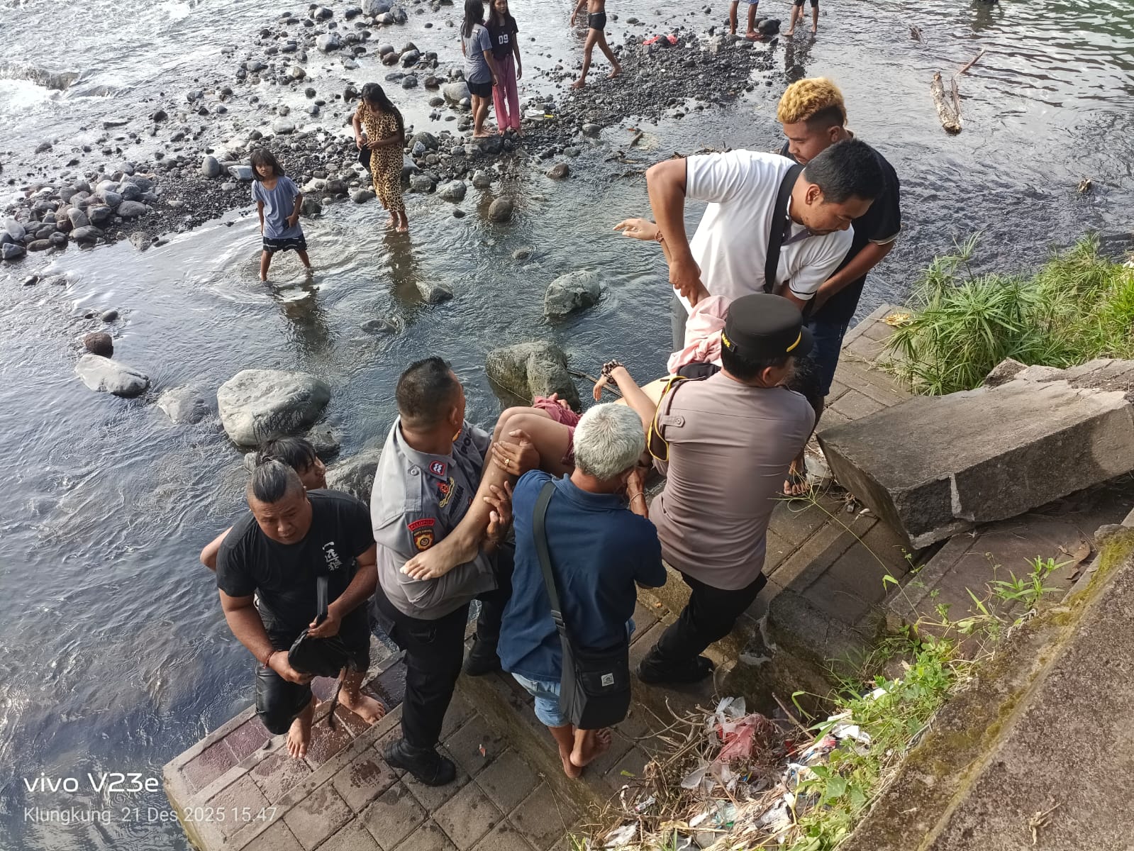 EVAKUASI: Polisi dan warga mengevakuasi korban tenggelam di Tukad Unda, Klungkung.