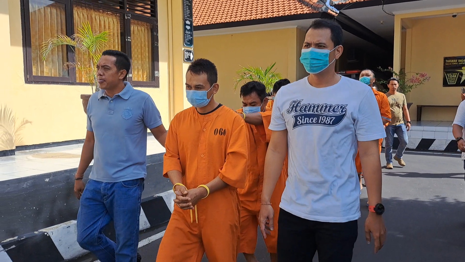 SUPLAI NARKOBA KE BULELENG: Tersangka Dody Irwanto alias Dody (baju tahanan oranye) dihukum 8 tahun penjara karena menyuplai narkoba ke Buleleng.