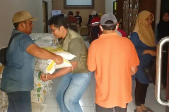 Ilustrasi penyaluran bantuan sosial.
