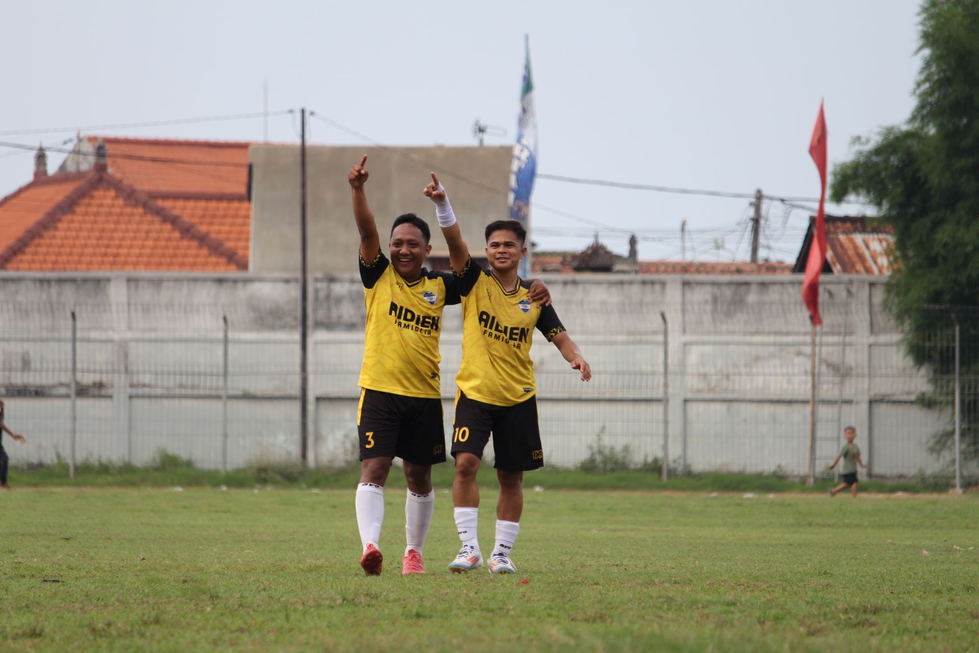 SELEBRASI: Erwin Fitriadi (kanan) melakukan selebrasi usai mencetak gol ke kandang Tuan Muda FC Banyupoh.