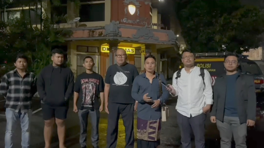 Koalisi Advokasi Bali untuk Demokrasi di Polda Bali usai meminta penjelasan polisi terkait penangkapan empat orang aktivis pada Jumat (19/12/2025) lalu.