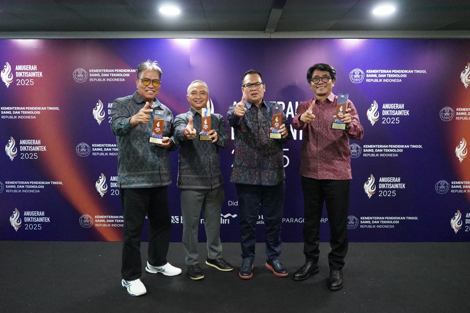 RAIH PENGHARGAAN: Rektor Undiksha, Prof. I Wayan Lasmawan (dua dari kanan), bersama jajaran wakil rektor menunjukkan penghargaan dari Kementerian Dikti Saintek.