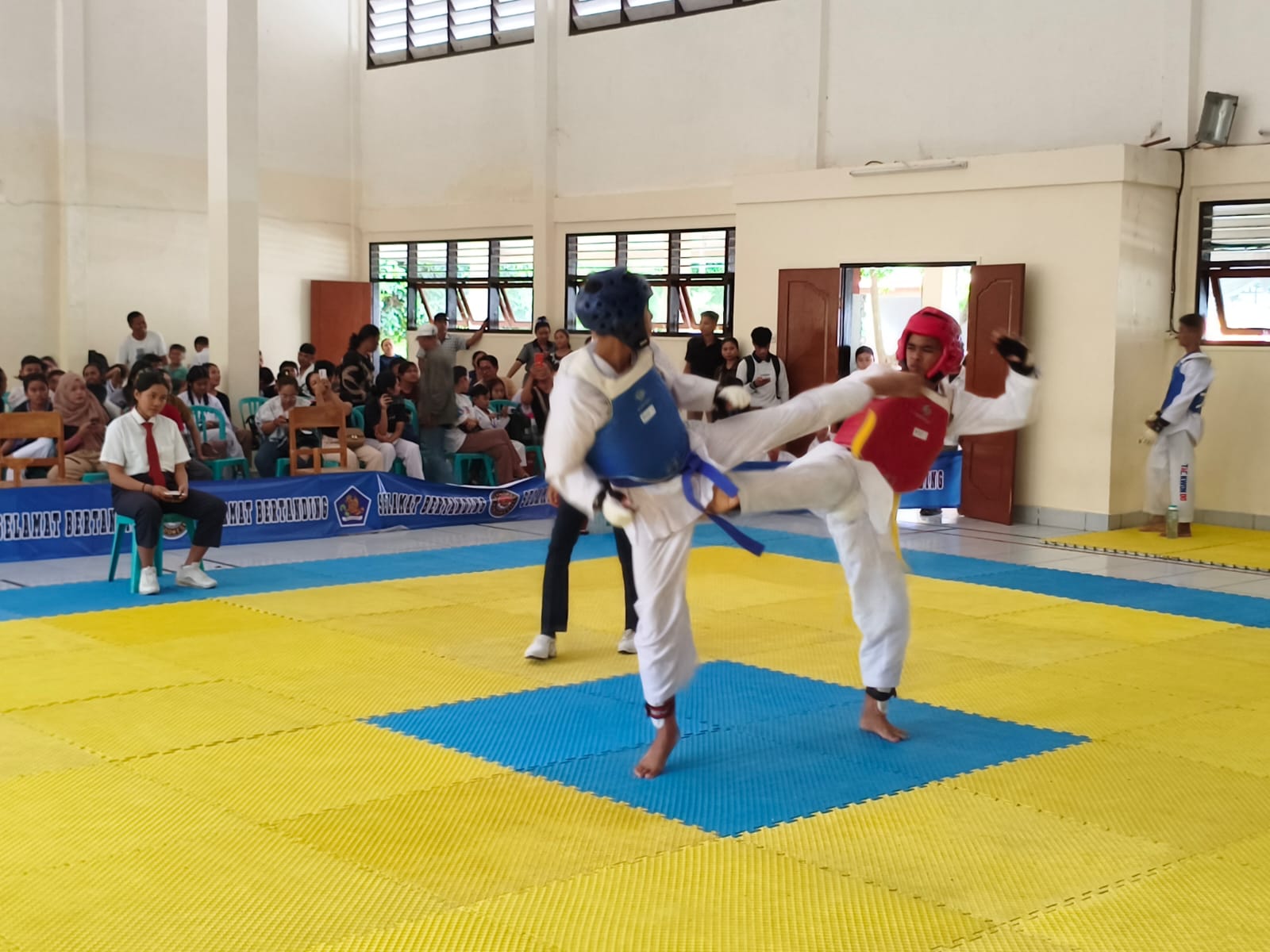 ATLET PELAJAR: Suasana Taekwondo Buleleng Cup 2025 yang berlangsung di Widya Dharma Yayasan Dana Punia, Singaraja, Minggu (21/12/2025).