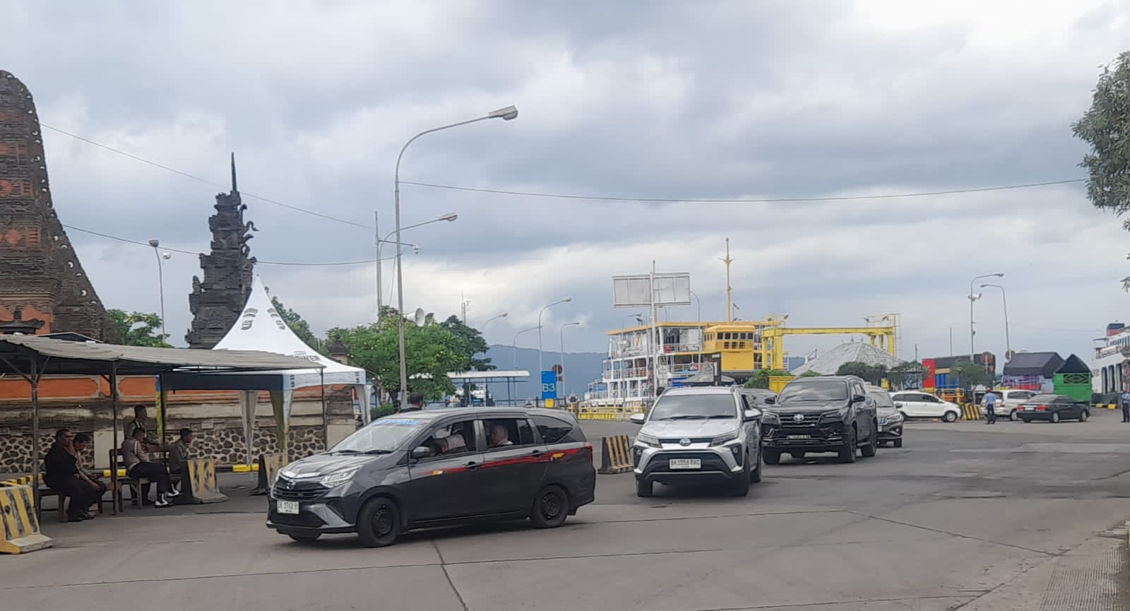 RAMAI LANCAR: Arus kendaraan pribadi di pos pemeriksaan kendaraan di pintu keluar Pelabuhan Gilimanuk.