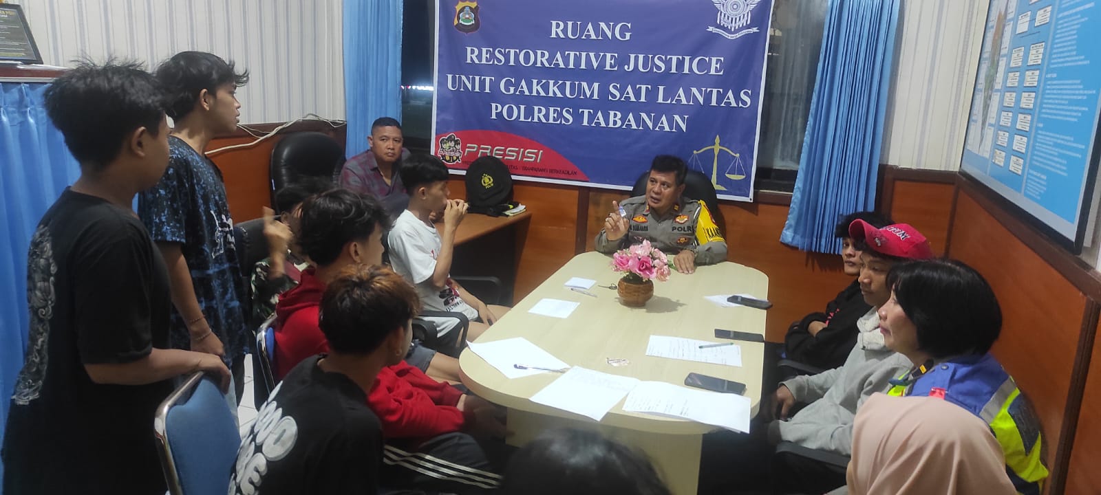 DIAMANKAN POLISI: Polisi memberikan pembinaan kepada para remaja yang melakukan aksi nyeleneh, yakni berkendara sambil menyalakan kembang api.