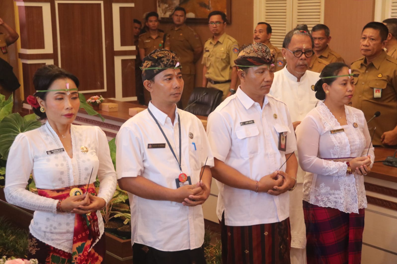 PELANTIKAN: Suasana pelantikan pejabat di Dinas Kependudukan dan Pencatatan Sipil (Disdukcapil) Buleleng, pada Senin (22/12/2025).