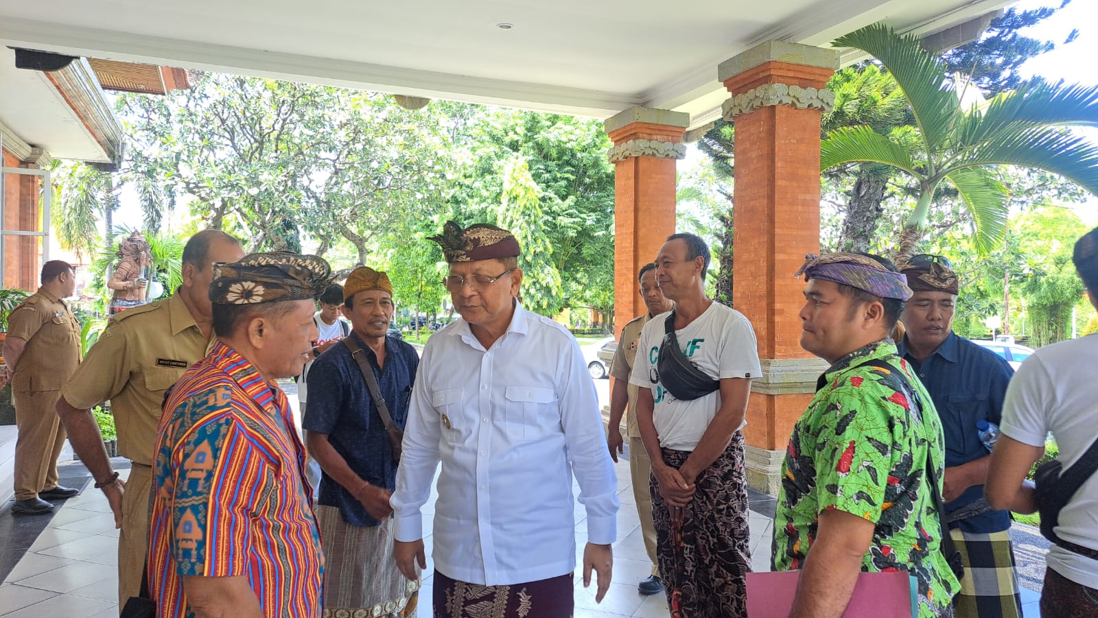 SIAP BUKA SEGEL: Bupati Buleleng, I Nyoman Sutjidra (baju kemeja putih) bersama para tokoh di Desa Sudaji. Warga sepakat membuka segel di Kantor Kepala Desa Sudaji.