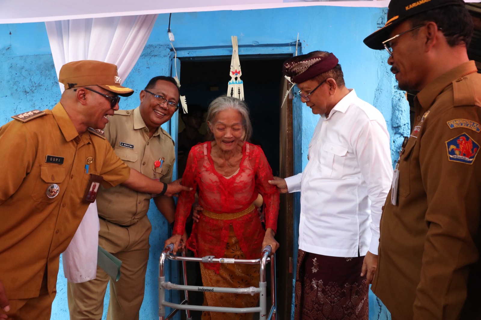 SERAHKAN BANTUAN: Bupati Buleleng, I Nyoman Sutjidra (dua dari kanan) menyerahkan bantuan bedah rumah kepada Ketut Sudanti, seorang lansia di Kelurahan Liligundi.