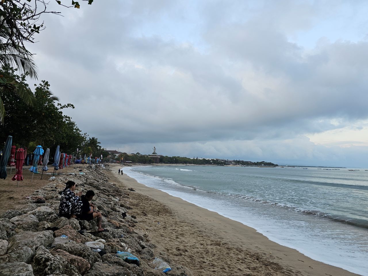MASIH PRIMADONA: Pantai Kuta disebut masih menjadi primadona kunjungan wisatawan di tengah isu minimnya kunjungan wisatawan.