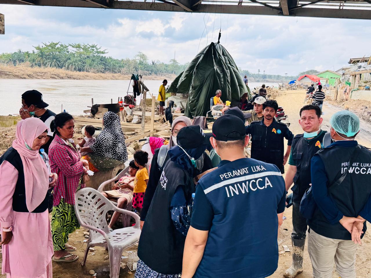 BERI PELAYANAN: Suasana pelayanan perawatan luka kepada korban tanah longsor dan banjir bandang di Kabupaten Aceh Tamiang.