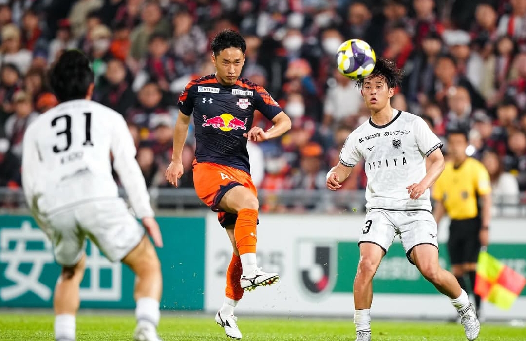 Gelandang asing asal Jepang, Teppei Yachida (biru) resmi menjadi bagian skuad Bali United.