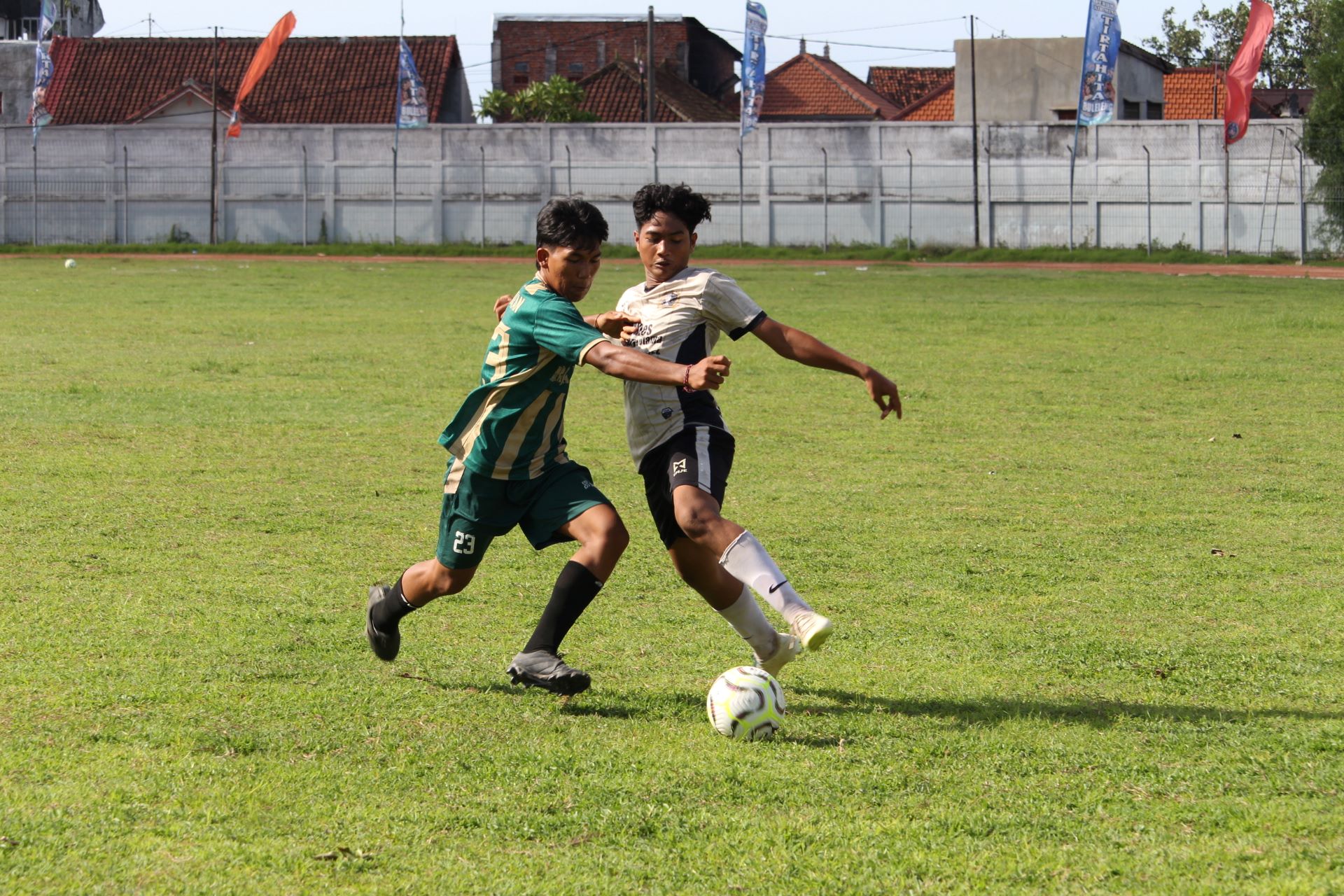 MENUJU FINAL: Pemain Sukla Bali FC Sumberklampok (putih) berebut bola dengan Putra Mas Pemuteran dalam pertandingan di Stadion Mayor Metra Singaraja, Selasa (23/12/2025).