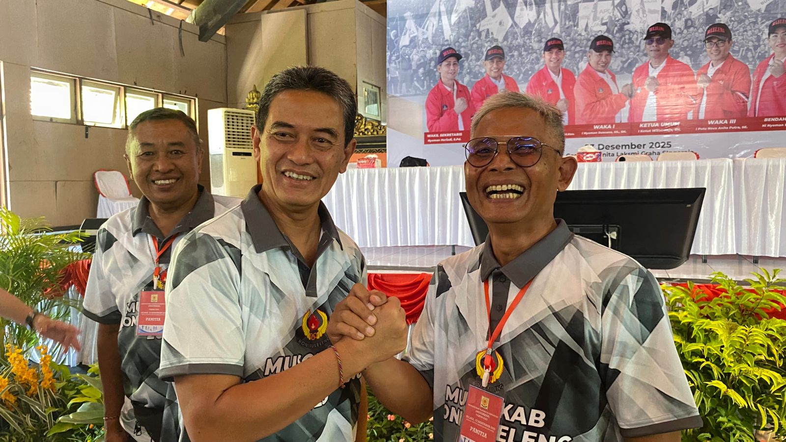 NAKHODA BARU: Ketua Umum KONI Buleleng yang baru, Gede Supriatna bersalaman dengan Ketua Umum KONI Buleleng sebelumnya, Ketut Wiratmaja.