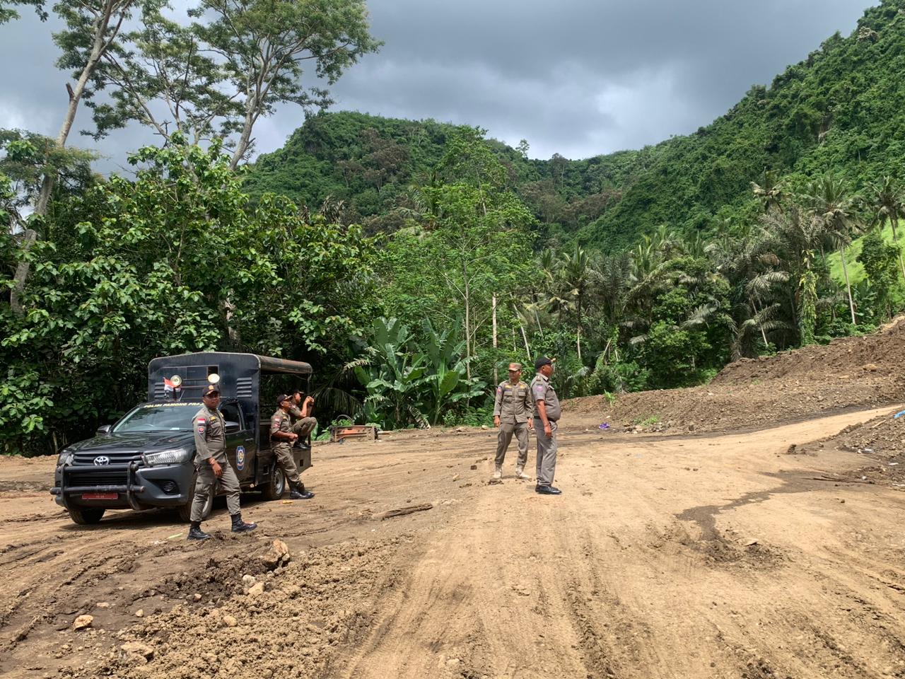DATANGI LOKASI GALIAN: Pol PP Klungkung mendatangi lokasi galian di Kabupaten Klungkung, Bali.
