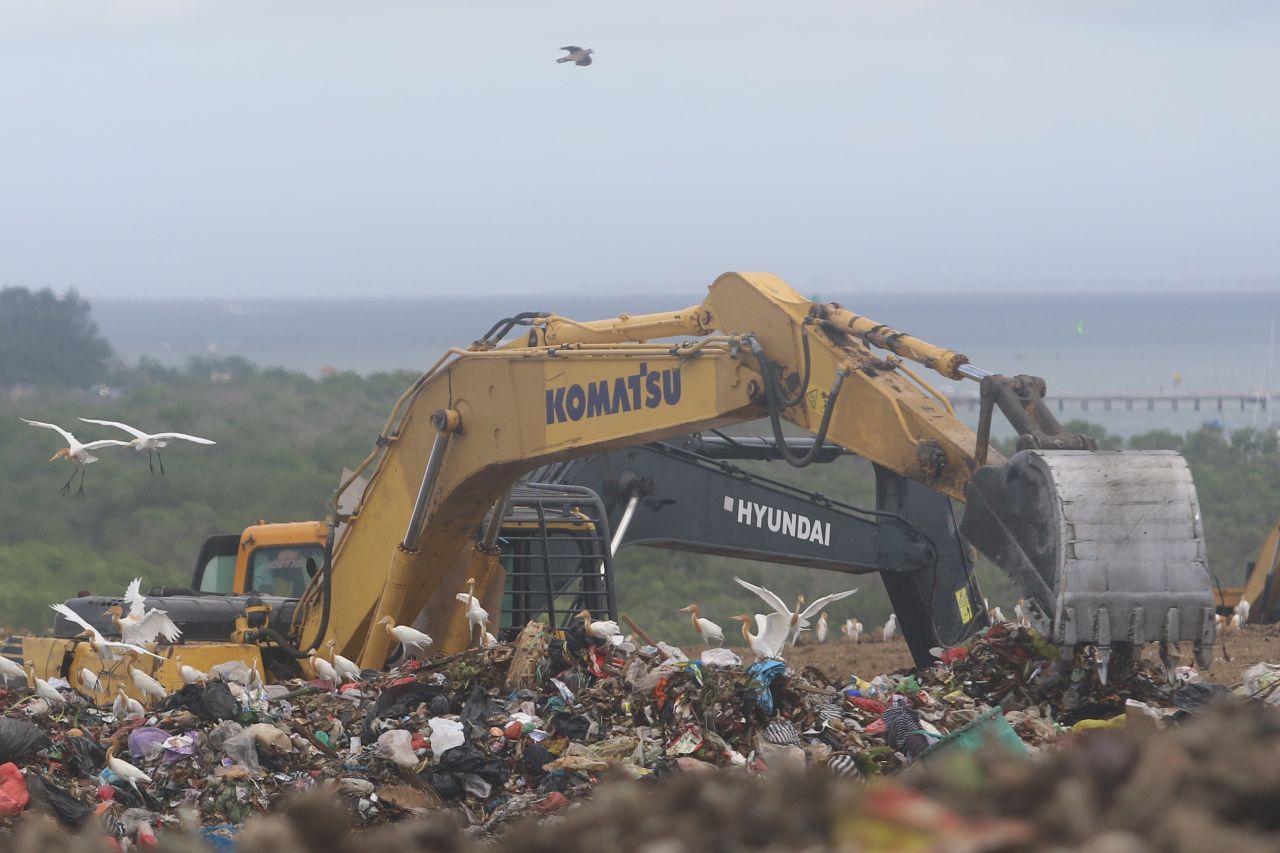TATA SAMPAH: Alat berat tampak beroperasi di TPA Suwung untuk menata timbunan sampah yang semakin menggunung.