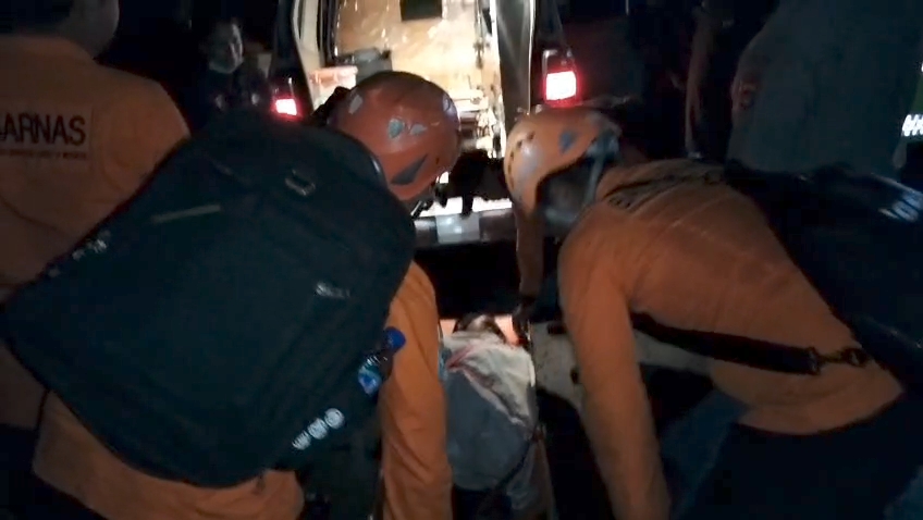 EVAKUASI: Tim SAR melakukan evakuasi terhadap seorang pendaki yang mengalami hipoterima saat turun dari Gunung Agung.