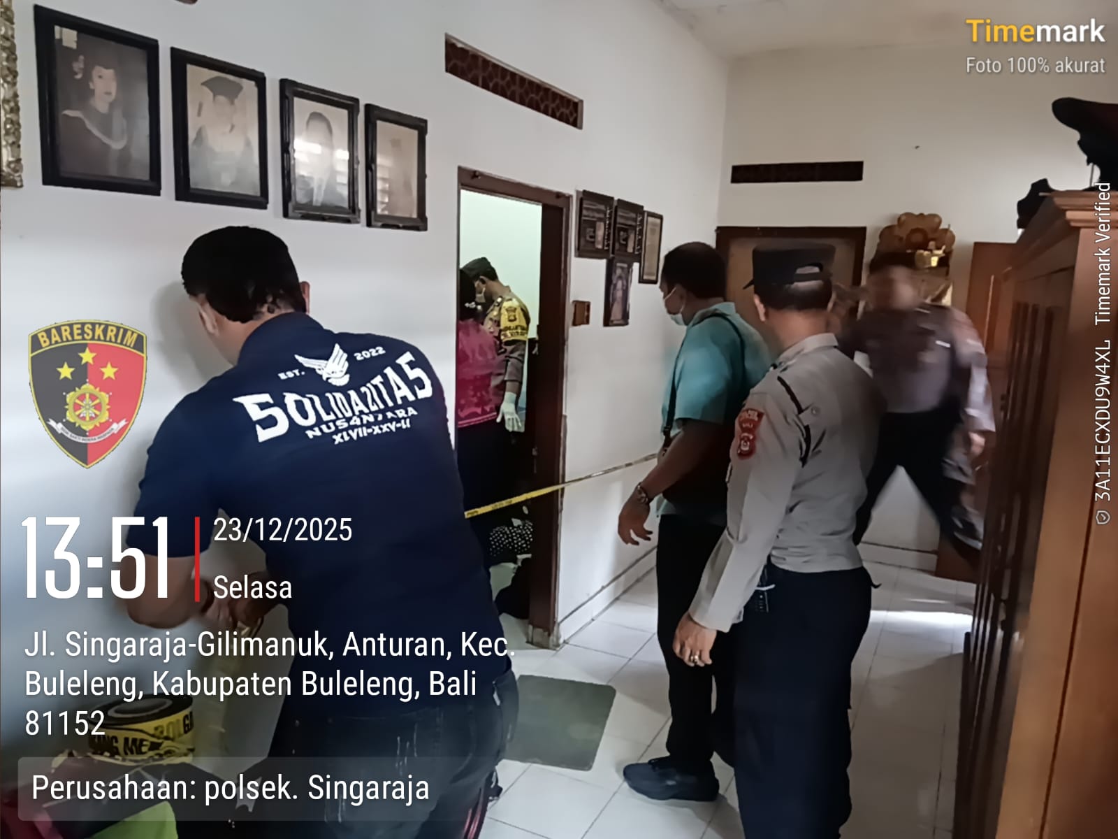OLAH TKP: Aparat kepolisian dari Polsek Kota Singaraja melakukan olah TKP peristiwa orang meninggal yang diduga tersetrum.