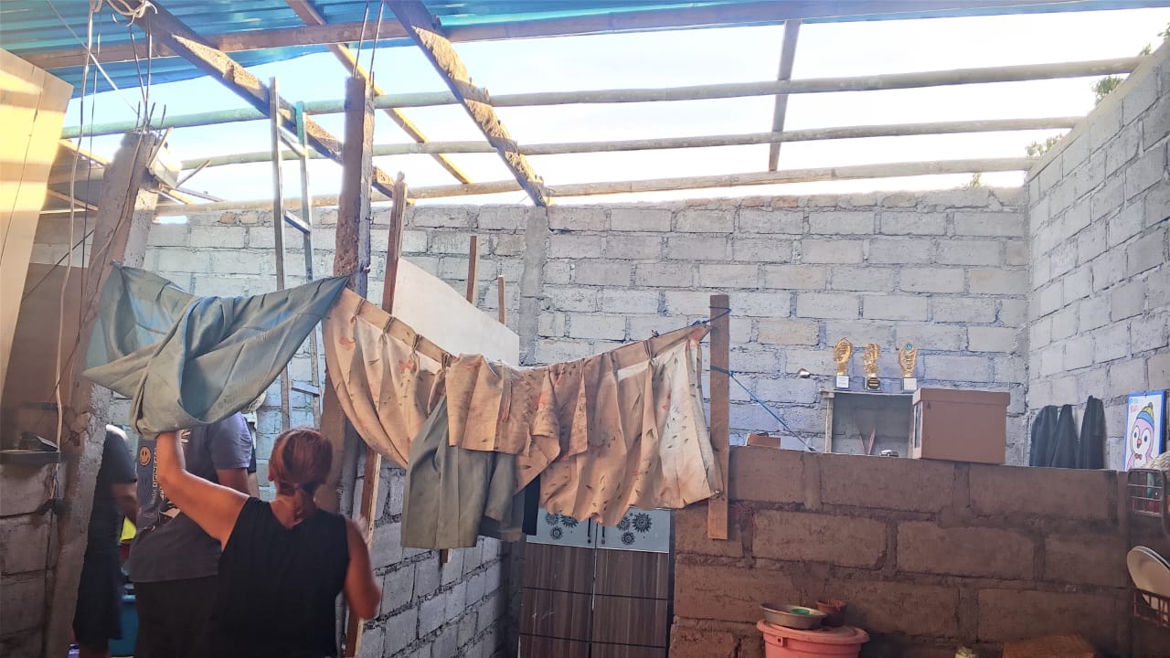 DITERBANGKAN ANGIN: Atap rumah warga di Desa Suwug diterbangkan angin kencang.