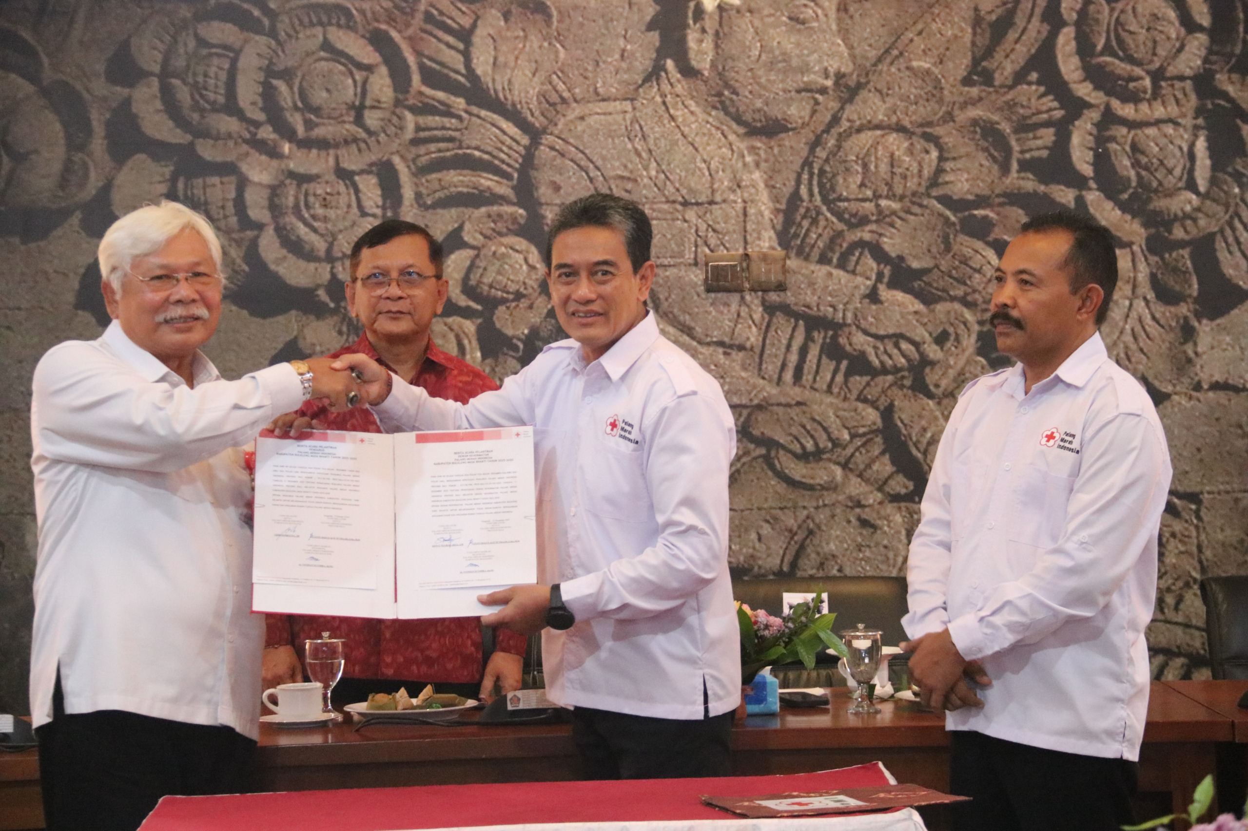 SAH: Wakil Bupati Buleleng, Gede Supriatna (dua dari kanan) resmi memimpin PMI Buleleng periode 2025-2030.