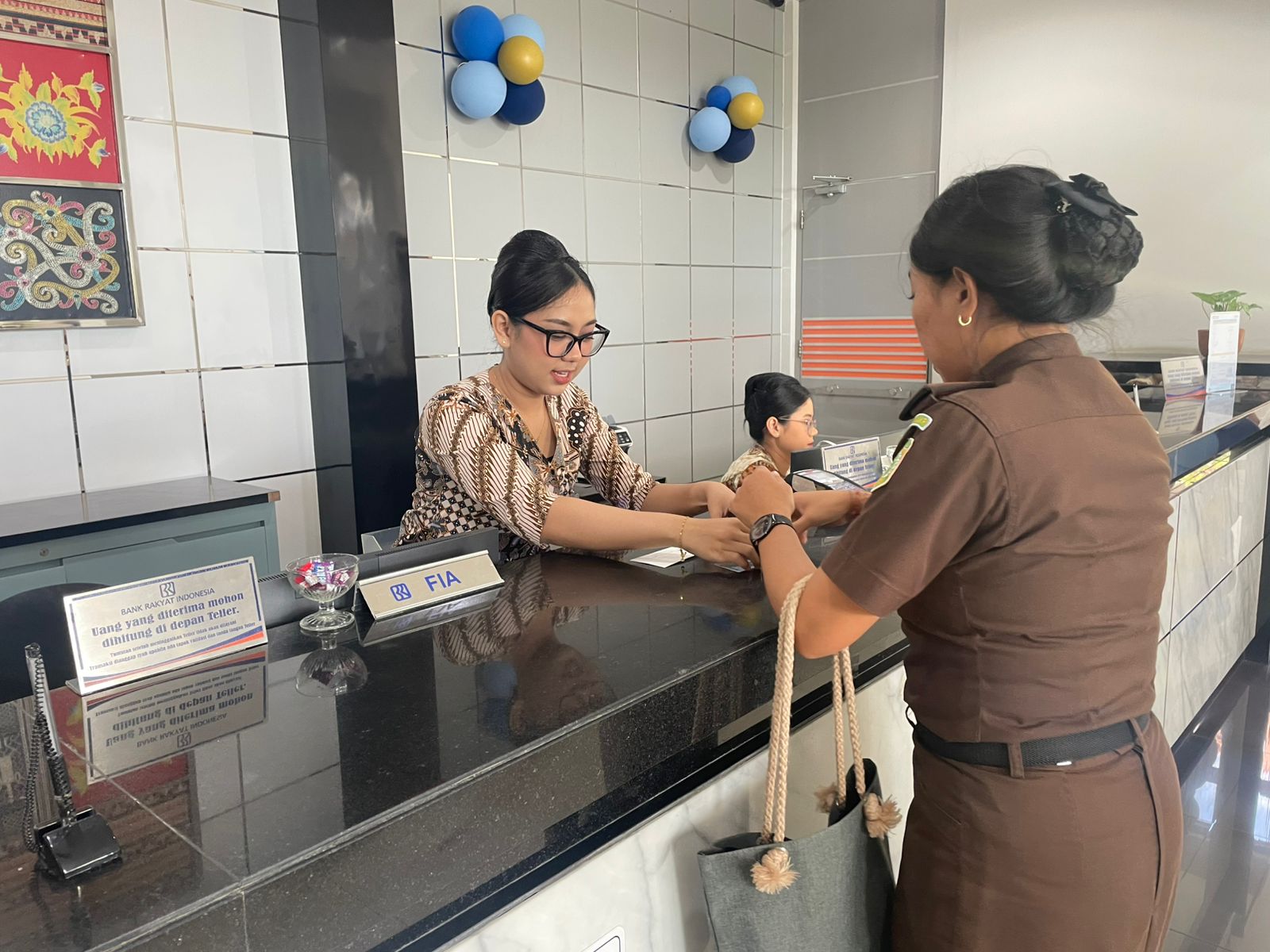 SETOR KERUGIAN NEGARA: Jaksa di Kejaksaan Negeri Buleleng (kanan) menyetorkan uang pengganti kerugian negara ke Bank BRI.