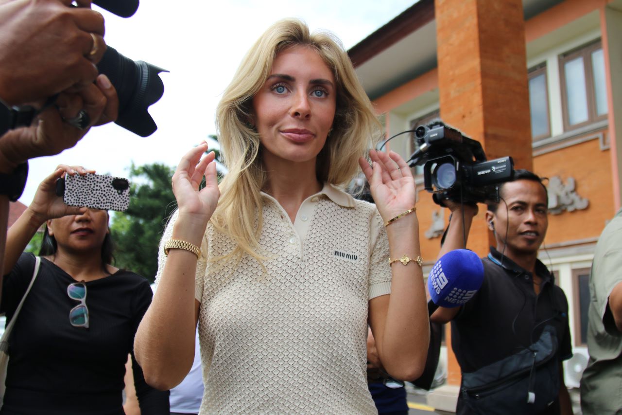 DIHUKUM: Aktris film dewasa, Tia Emma Billinger alias Bonnie Blue saat menjalani sidang di Pengadilan Negeri Denpasar.