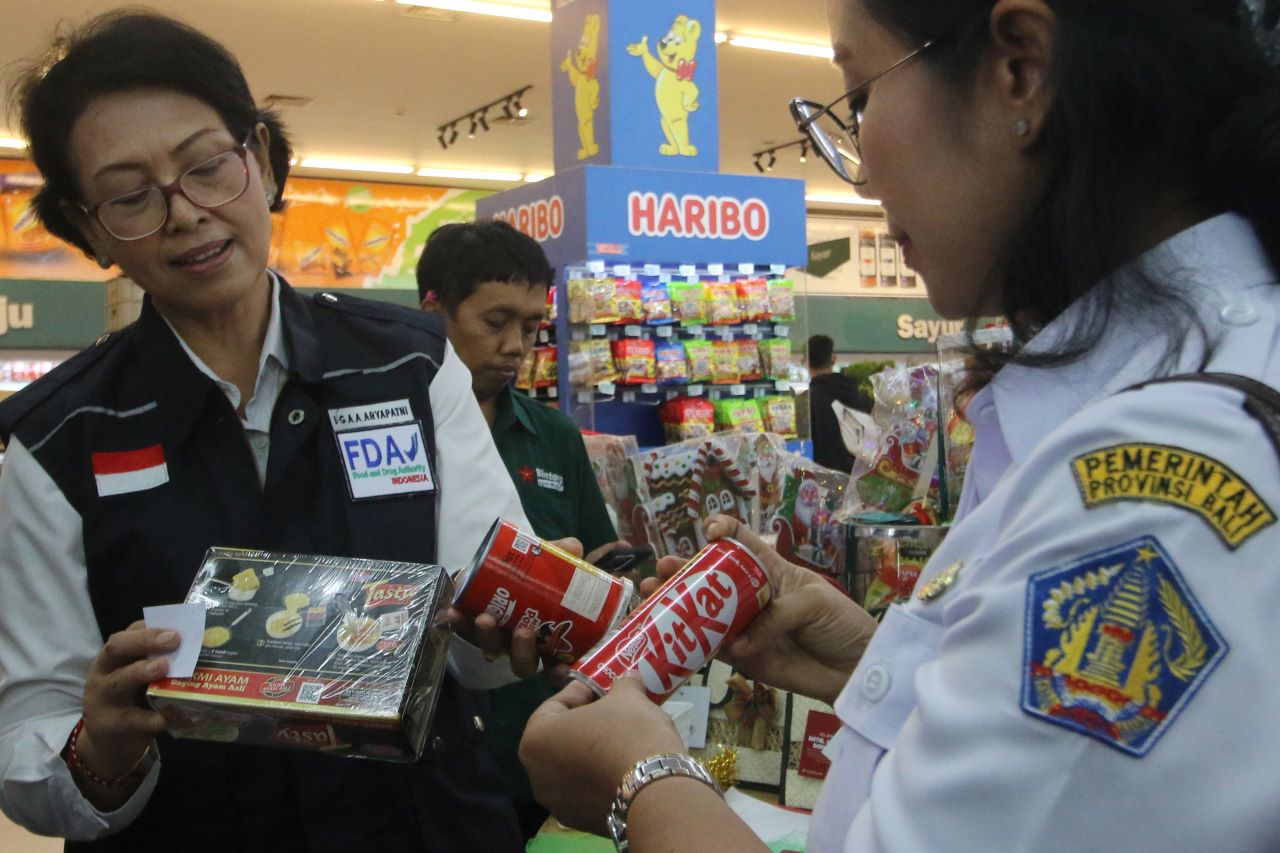 SIDAK: BBPOM Denpasar bersama Pemprov Bali melakukan sidak terhadap parsel yang dijual menjelang hari raya Natal dan Tahun Baru.