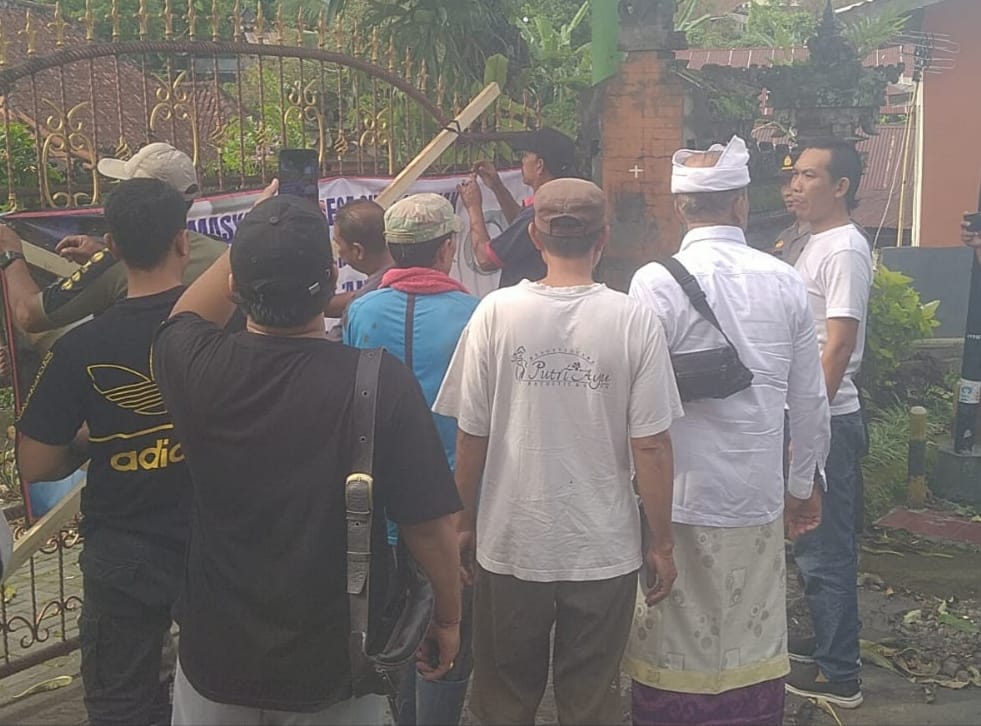 BUKA SEGEL: Warga membuka segel Kantor Kepala Desa Sudaji.